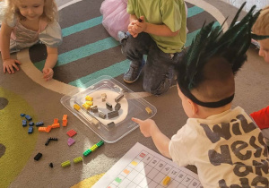 Dzieci bawią się klockami lego