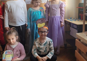 Dzieci bawią się klockami lego