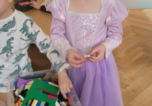 Dzieci bawią się klockami lego