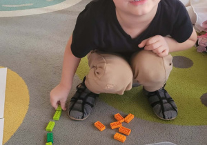 Dzieci bawią się klockami lego