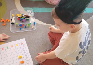 Dzieci bawią się klockami lego