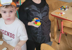 Dzieci bawią się klockami lego