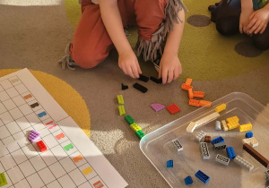 Dzieci bawią się klockami lego