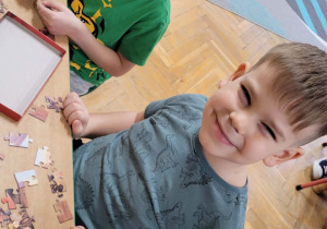 Dzieci układają puzzle