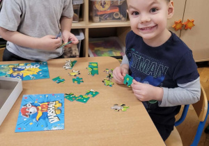 Dzieci układają puzzle