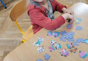 Dzieci układają puzzle