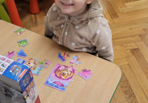 Dzieci układają puzzle