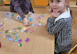 Dzieci układają puzzle