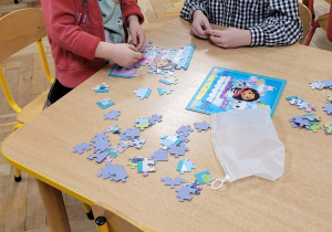 Dzieci układają puzzle