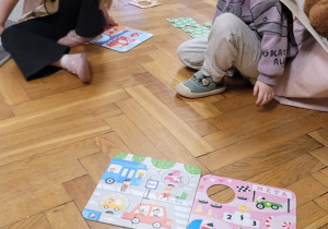 Dzieci układają puzzle