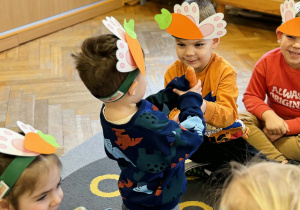 Dzieci bawią się z marchewką