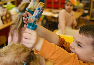 Dzieci robią eksperymenty z wodą i lodem