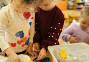 Dzieci robią eksperymenty z wodą i lodem