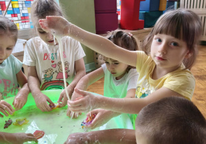 dzieci lepią z masy sensorycznej