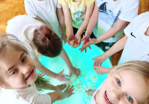 dzieci lepią z masy sensorycznej