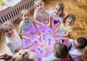 dzieci lepią z masy sensorycznej