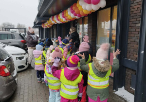 dzieci stoją przed drogerią