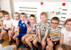 dzieci siedzą na ławce
