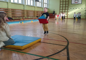 dzieci ćwiczą