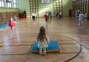 dzieci ćwiczą