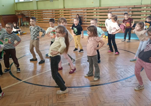 dzieci ćwiczą