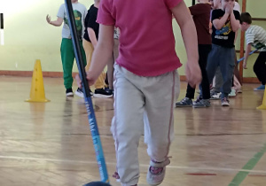 dzieci ćwiczą