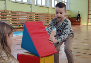 dzieci ćwiczą