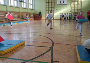 dzieci ćwiczą