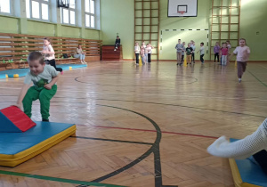 dzieci ćwiczą
