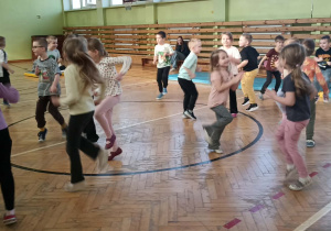 dzieci ćwiczą