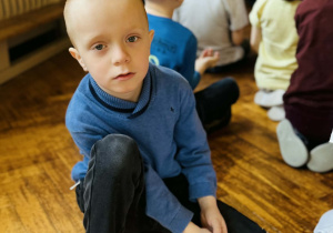 dzieci siedzą