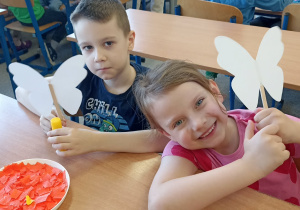 dzieci pokazują motyla