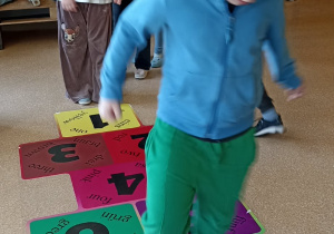 dzieci grają w klasy
