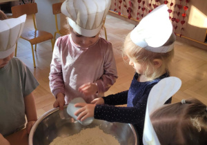 Dzieci przygotowują pizzę