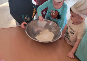 Dzieci przygotowują pizzę