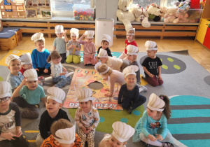 Dzieci przygotowują pizzę