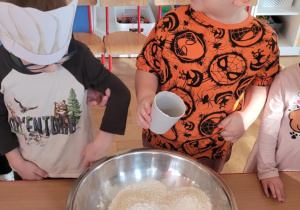 Dzieci przygotowują pizzę
