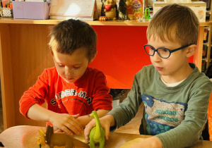 Przedszkolaki bawią się w paleontologów