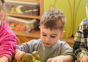 Przedszkolaki bawią się w paleontologów