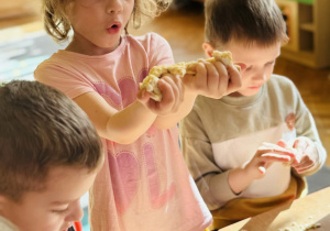 Przedszkolaki bawią się w paleontologów
