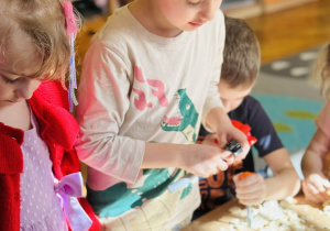 Przedszkolaki bawią się w paleontologów