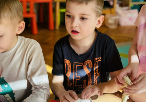 Przedszkolaki bawią się w paleontologów