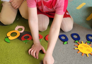 Dzieci przedstawiają bajkę o Bardzo głodnej gąsienicy