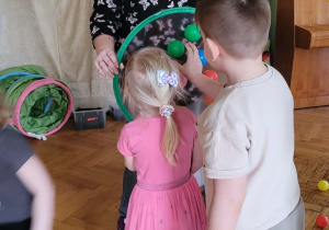 Dzieci "sadzą wiosenne kwiaty"