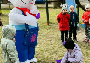 Dzieci szukają wielkanocnych jajek