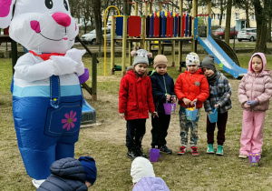 Dzieci szukają wielkanocnych jajek