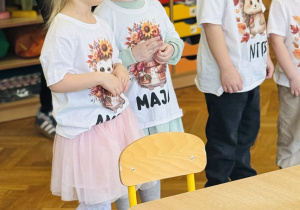 Dzieci śpiewają piosenkę