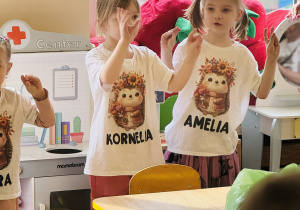 Dzieci śpiewają piosenkę