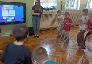 dzieci tańczą