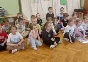 dzieci siedzą